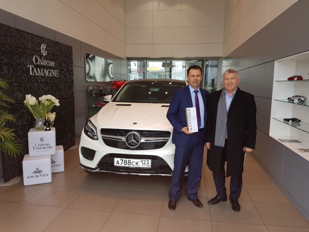 В Краснодаре обладатель нового «Мерседеса» получает комплимент от «Кубань-Вино»