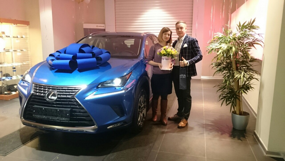 В Челябинске покупатели нового автомобиля «Range Rover» и «Volvo» в компании «Бовид» получают презент от «Шато Тамань»