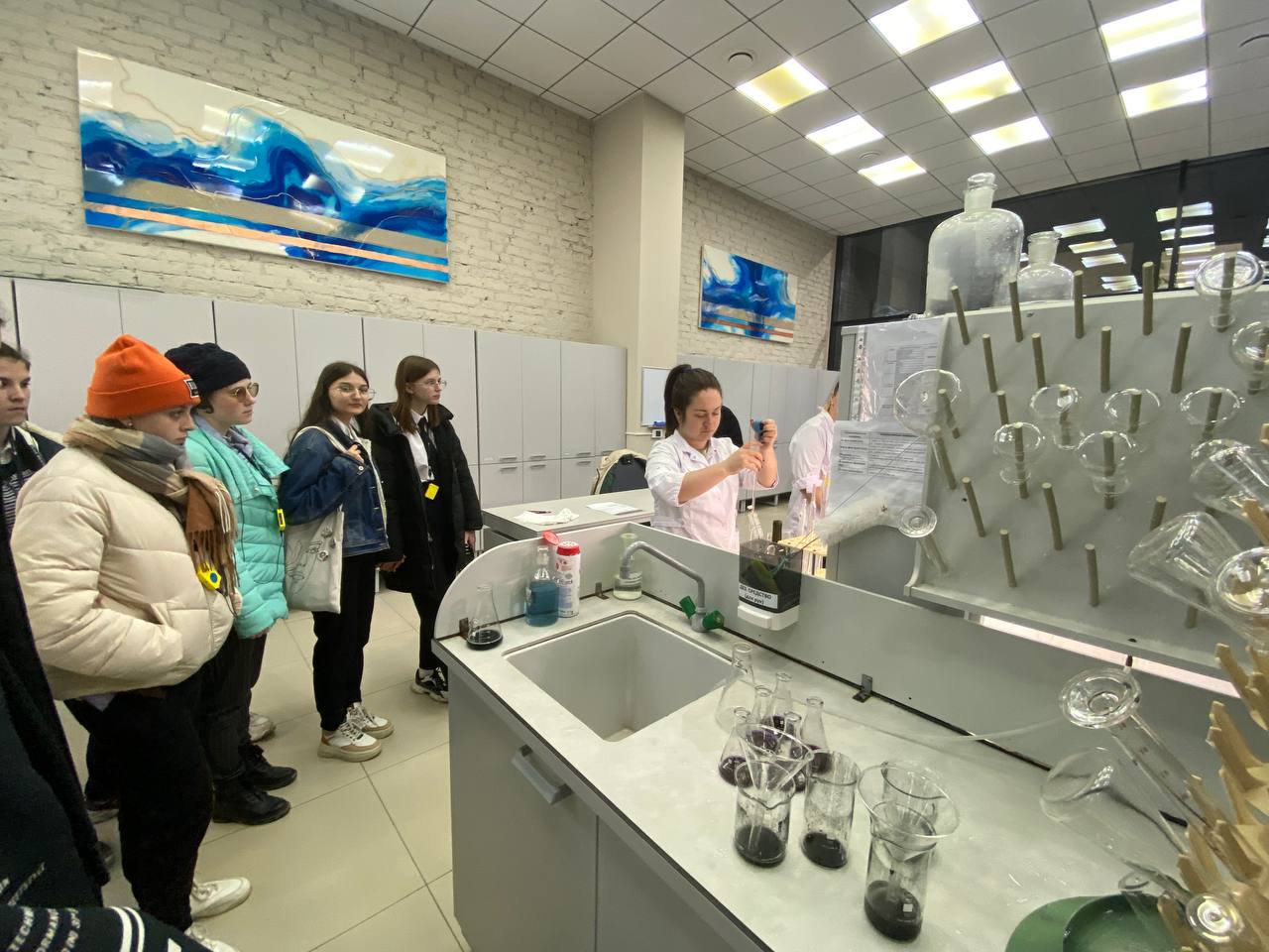 Школьники Темрюкского района побывали на экскурсии в Центре энологии 