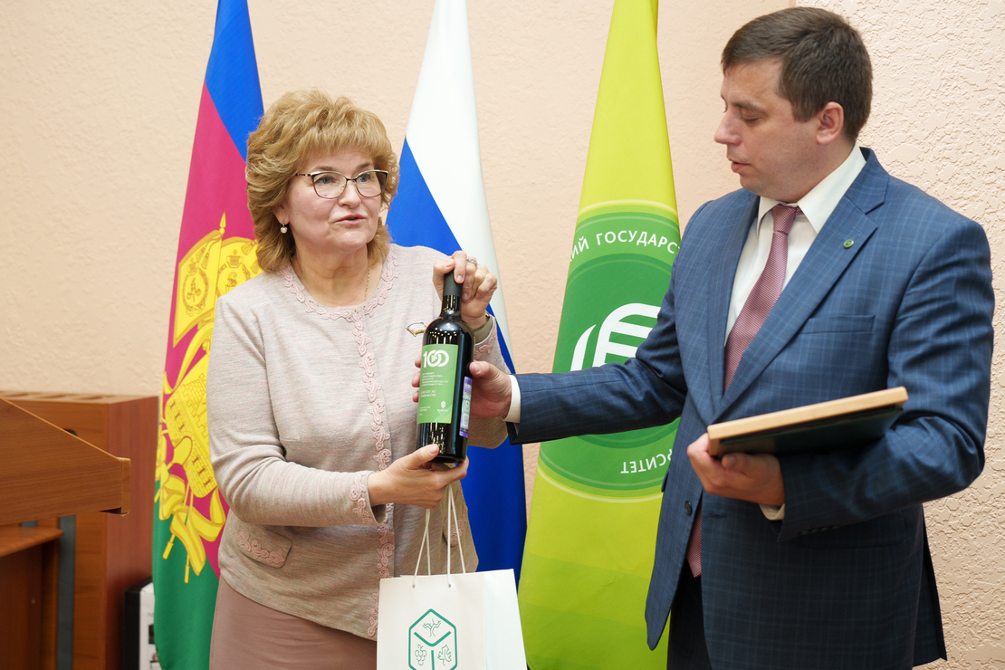 Агрофирма «Южная» поздравила КубГАУ с 100-летием кафедры виноградарства