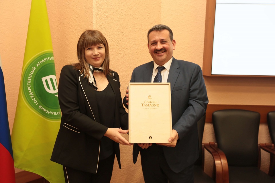Винодельня «Кубань-Вино» поздравила КубГАУ со столетием