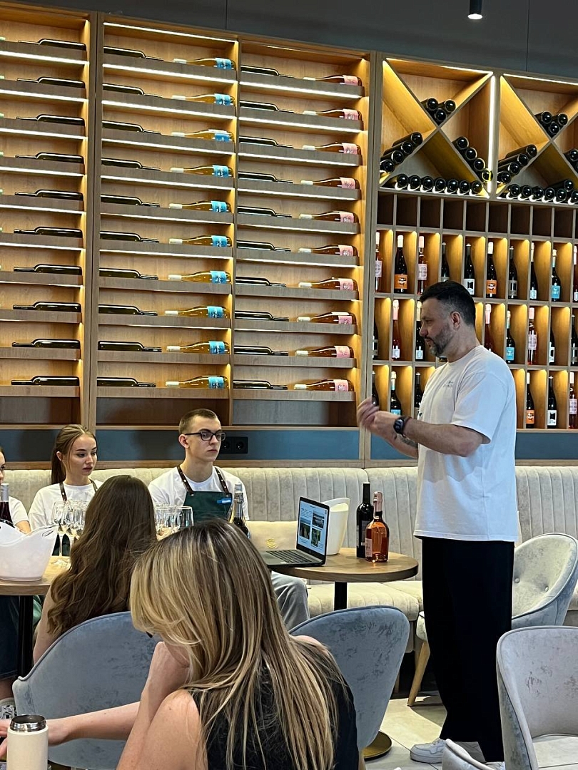 DNK Food и винодельня «Кубань-Вино» открыли гастробар в Толмачево