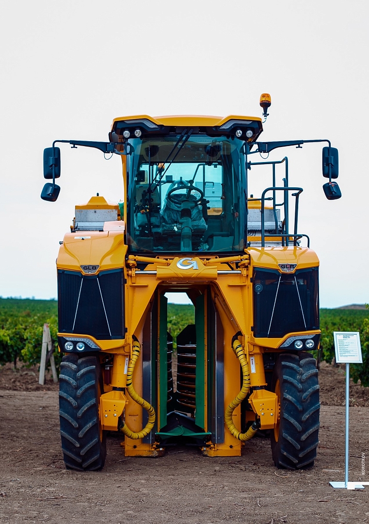 Агрофирма «Южная» провела уникальный показ современной техники для виноградарства